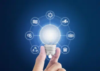 une lampe avec un dessin autour