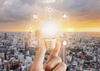 main qui tient une lampe avec des bulles autour