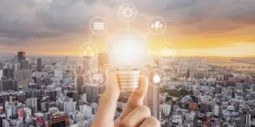 main qui tient une lampe avec des bulles autour