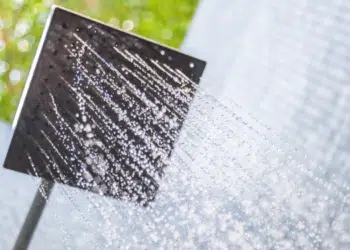 eau sortant d'un pommeau de douche (1)