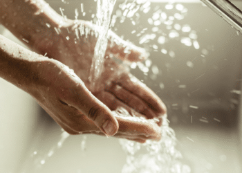 personne qui se lave les mains