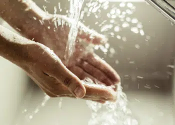 personne qui se lave les mains