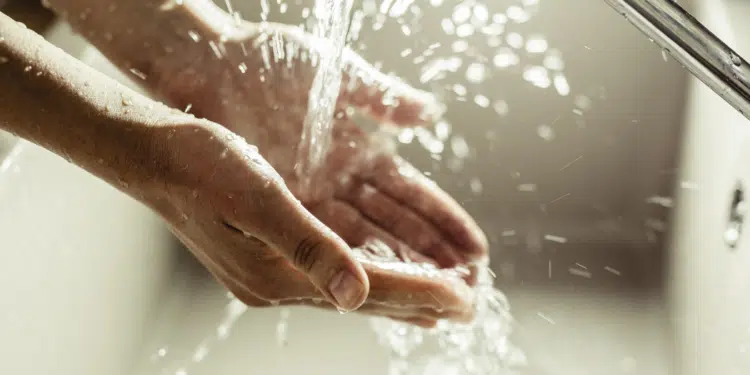 personne qui se lave les mains