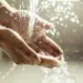 personne qui se lave les mains