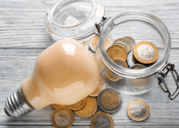 ampoule avec un bocal et des pièces