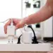 personne qui débranche une des chargeurs sur une multiprise