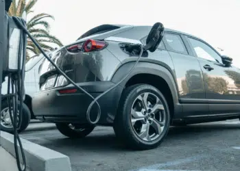 voiture qui recharge sur une borne électrique
