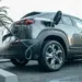 voiture qui recharge sur une borne électrique