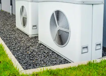 Pompe à chaleur à côté d'une maison