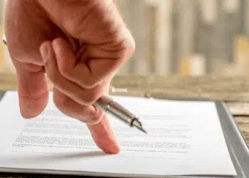 Personne en train dee montrer un papier