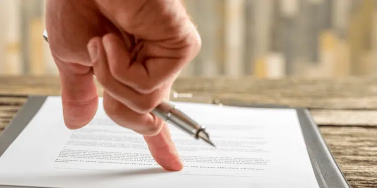 Personne en train dee montrer un papier