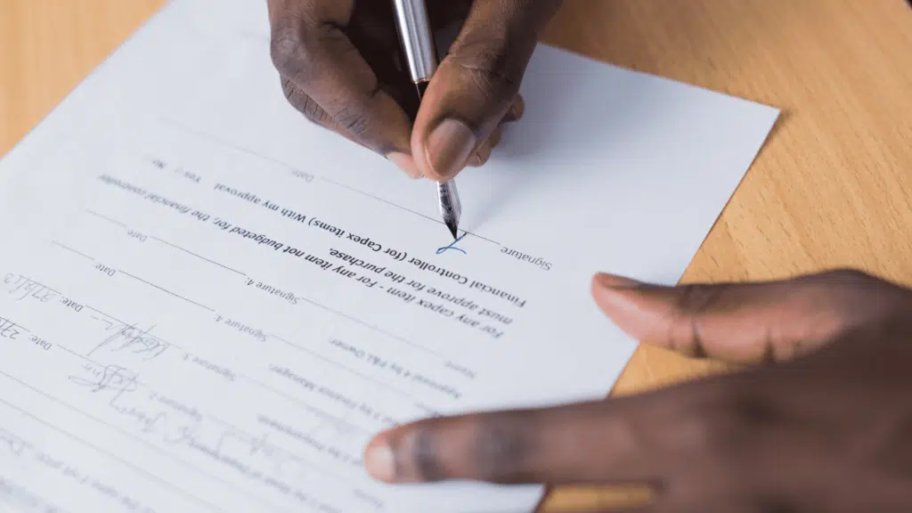 Personne qui écrit sur une feuille