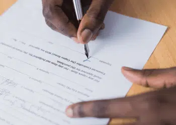 Personne qui écrit sur une feuille